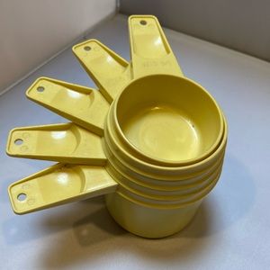VTG: Tupperware measuring cups Gold